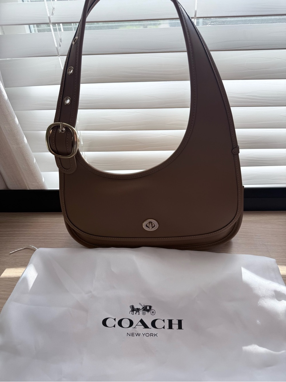 Coach Honey Leather Shoulder Bag with Turn-Lock - Picture 2 of 8